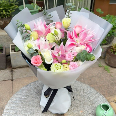 上饶9朵玫瑰混搭百合，爱恋纯真无邪